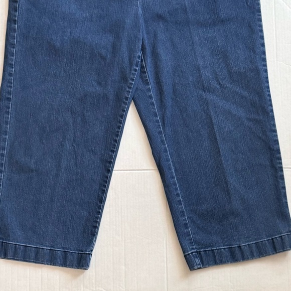 L.L. BEAN CAPRI 18W. CLASSIC FIT. MEDIUM RISE BLUE DENIM CAPRIS. FLEX WAIST. - Picture 10 of 12